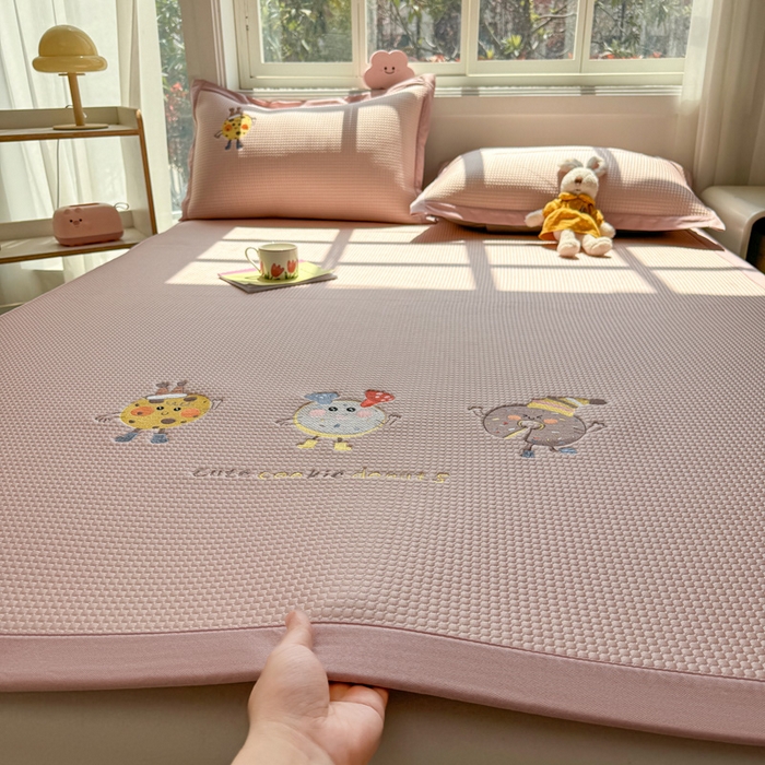 91家纺网 家纺一手货源 找家纺 凯罗 2026新款华夫格凉泡泡绣花凉席席子-床席款 乐享狂嗨-粉