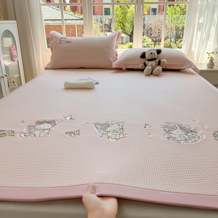 91家纺网 家纺一手货源 找家纺 凯罗 2026新款华夫格凉泡泡绣花凉席席子-床席款 猫仙子