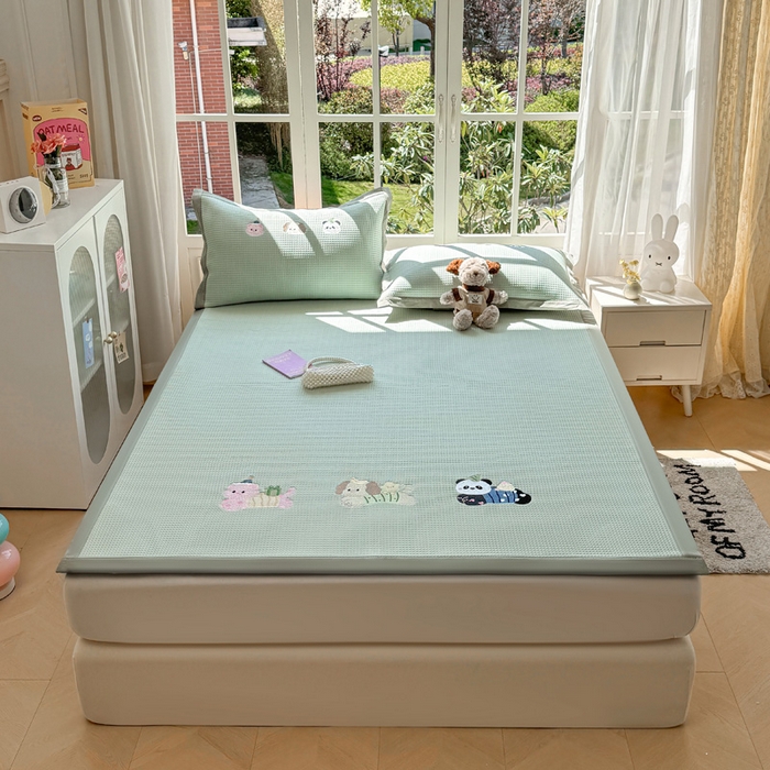 91家纺网 家纺一手货源 找家纺 凯罗 2026新款华夫格凉泡泡绣花凉席席子-床席款 奔跑吧库洛米-果绿