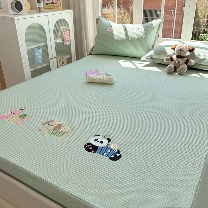 91家纺网 家纺一手货源 找家纺 凯罗 2026新款华夫格凉泡泡绣花凉席席子-床席款 奔跑吧库洛米-果绿