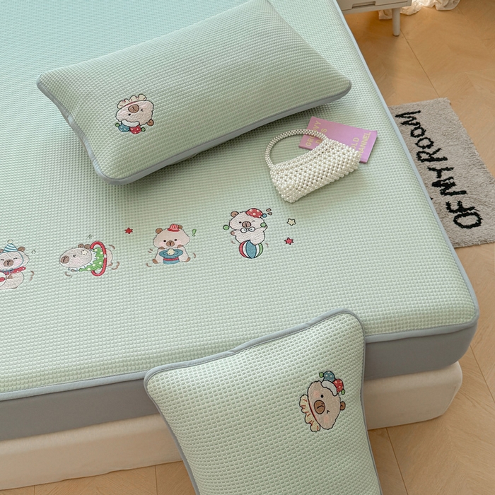 91家纺网 家纺一手货源 找家纺 凯罗 2026新款华夫格凉泡泡绣花凉席席子-床笠款 卡皮巴拉