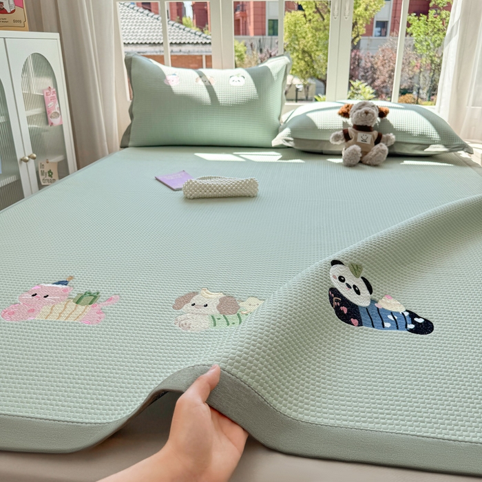 91家纺网 家纺一手货源 找家纺 凯罗 2026新款华夫格凉泡泡绣花凉席席子-床席款 奔跑吧库洛米-果绿