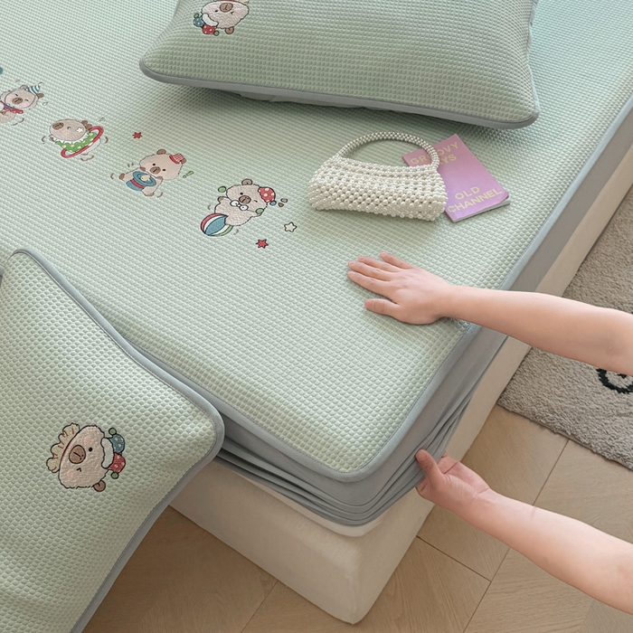 91家纺网 家纺一手货源 找家纺 凯罗 2026新款华夫格凉泡泡绣花凉席席子-床笠款 卡皮巴拉