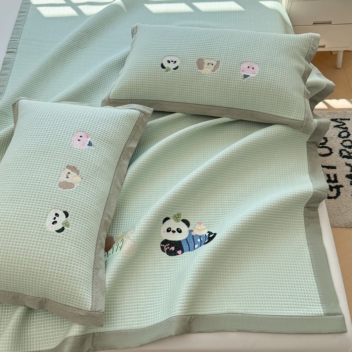 91家纺网 家纺一手货源 找家纺 凯罗 2026新款华夫格凉泡泡绣花凉席席子-床席款 奔跑吧库洛米-果绿