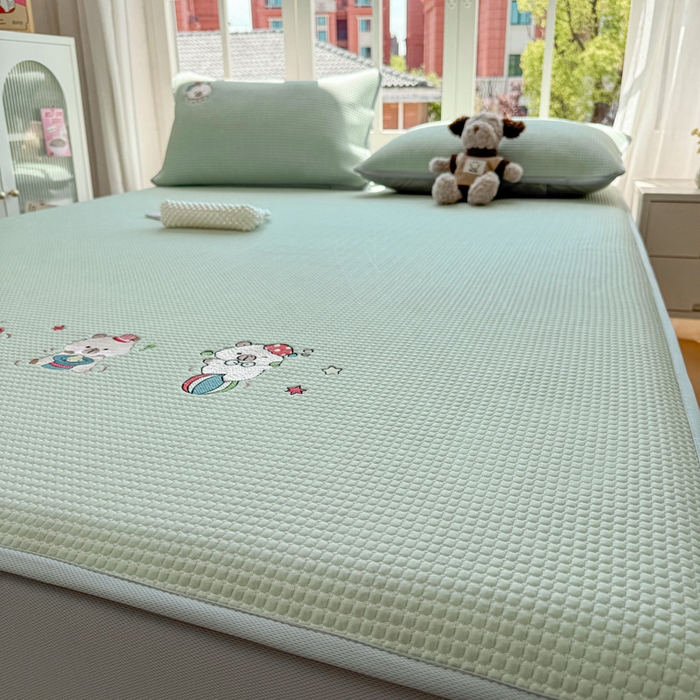 91家纺网 家纺一手货源 找家纺 凯罗 2026新款华夫格凉泡泡绣花凉席席子-床笠款 卡皮巴拉