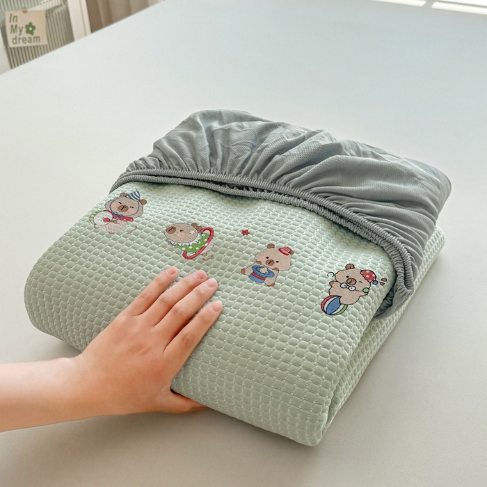 91家纺网 家纺一手货源 找家纺 凯罗 2026新款华夫格凉泡泡绣花凉席席子-床笠款 卡皮巴拉