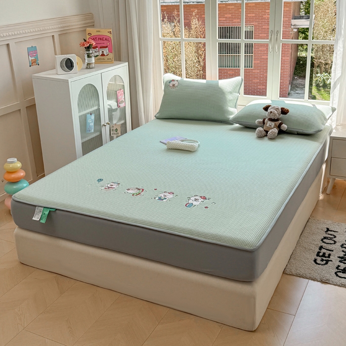 91家纺网 家纺一手货源 找家纺 凯罗 2026新款华夫格凉泡泡绣花凉席席子-床笠款 卡皮巴拉