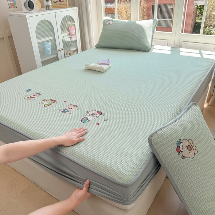 91家纺网 家纺一手货源 找家纺 凯罗 2026新款华夫格凉泡泡绣花凉席席子-床笠款 卡皮巴拉