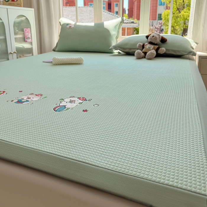 91家纺网 家纺一手货源 找家纺 凯罗 2026新款华夫格凉泡泡绣花凉席席子-床席款 卡皮巴拉