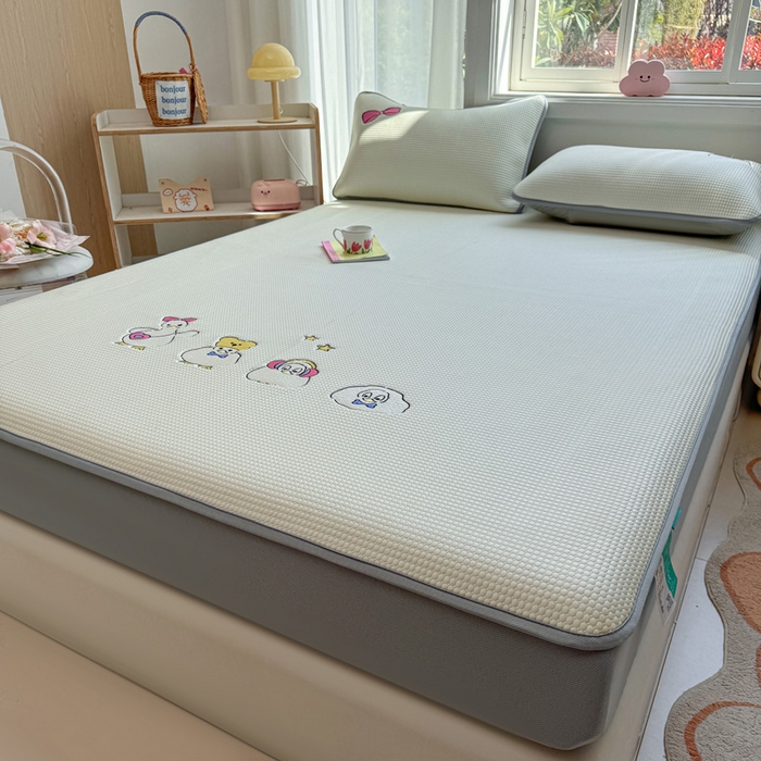 91家纺网 家纺一手货源 找家纺 凯罗 2026新款华夫格凉泡泡绣花凉席席子-床笠款 快乐吖