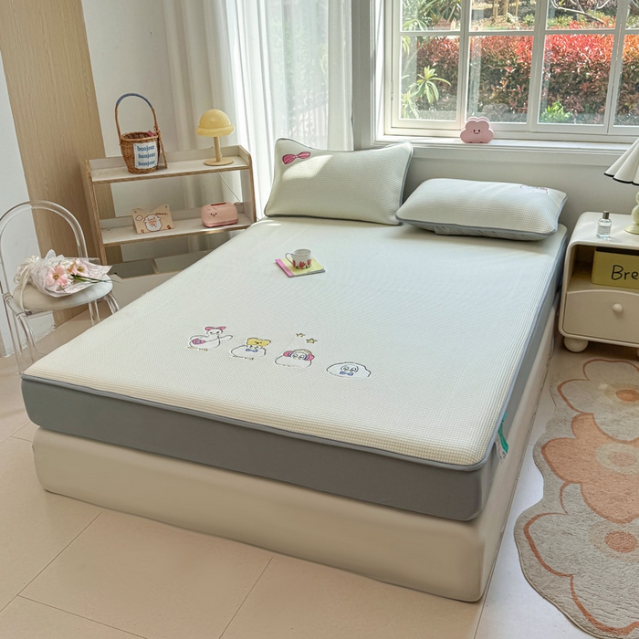 91家纺网 家纺一手货源 找家纺 凯罗 2026新款华夫格凉泡泡绣花凉席席子-床笠款 快乐吖