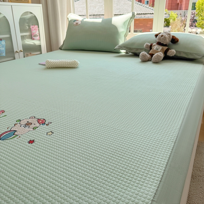 91家纺网 家纺一手货源 找家纺 凯罗 2026新款华夫格凉泡泡绣花凉席席子-床席款 卡皮巴拉