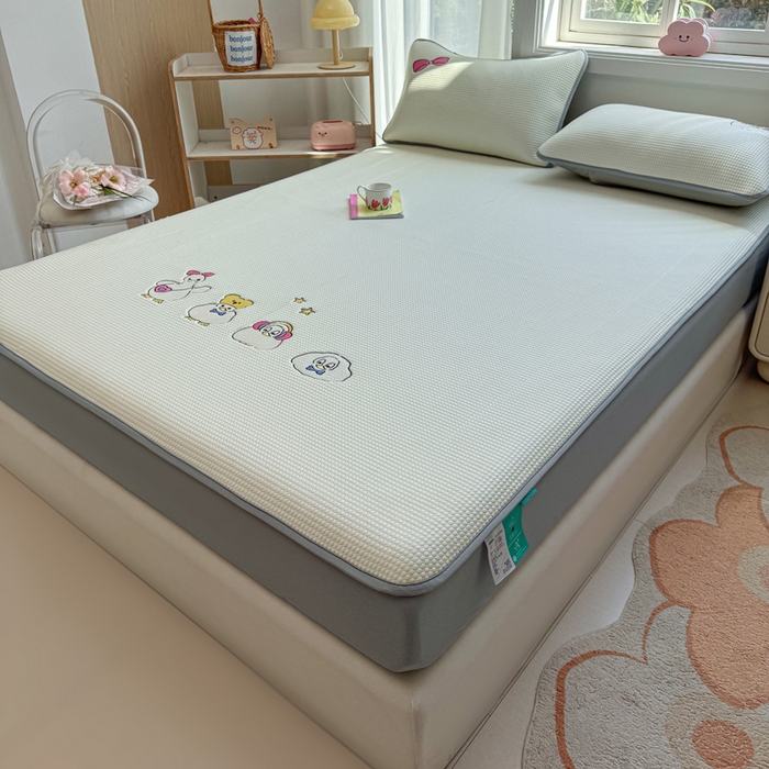 91家纺网 家纺一手货源 找家纺 凯罗 2026新款华夫格凉泡泡绣花凉席席子-床笠款 快乐吖