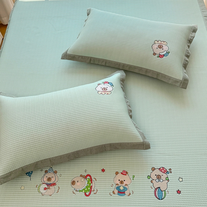 91家纺网 家纺一手货源 找家纺 凯罗 2026新款华夫格凉泡泡绣花凉席席子-床席款 卡皮巴拉