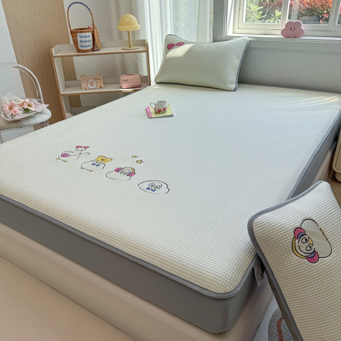 91家纺网 家纺一手货源 找家纺 凯罗 2026新款华夫格凉泡泡绣花凉席席子-床笠款 快乐吖