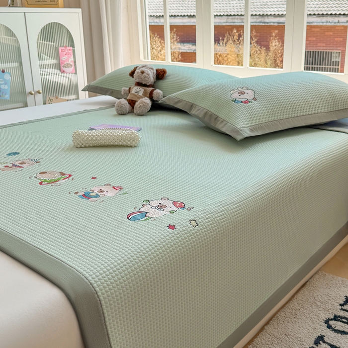 91家纺网 家纺一手货源 找家纺 凯罗 2026新款华夫格凉泡泡绣花凉席席子-床席款 卡皮巴拉