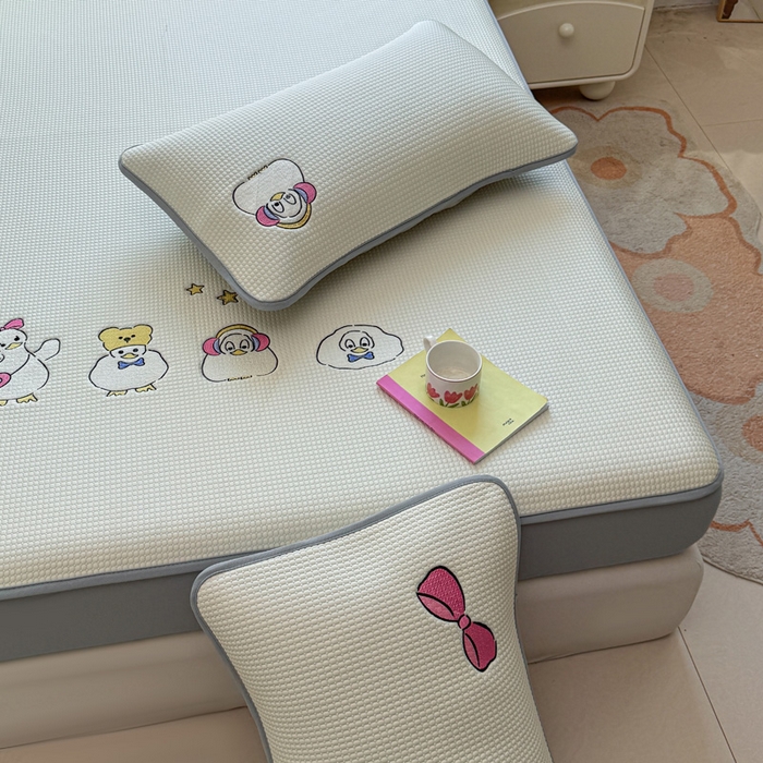 91家纺网 家纺一手货源 找家纺 凯罗 2026新款华夫格凉泡泡绣花凉席席子-床笠款 快乐吖