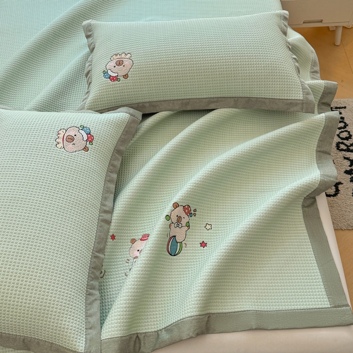 91家纺网 家纺一手货源 找家纺 凯罗 2026新款华夫格凉泡泡绣花凉席席子-床席款 卡皮巴拉