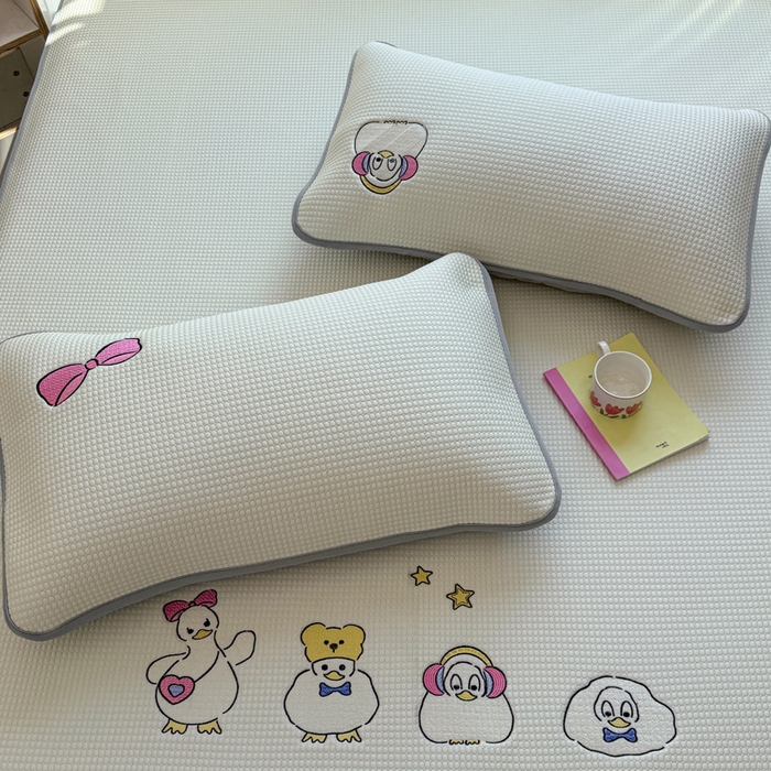 91家纺网 家纺一手货源 找家纺 凯罗 2026新款华夫格凉泡泡绣花凉席席子-床笠款 快乐吖