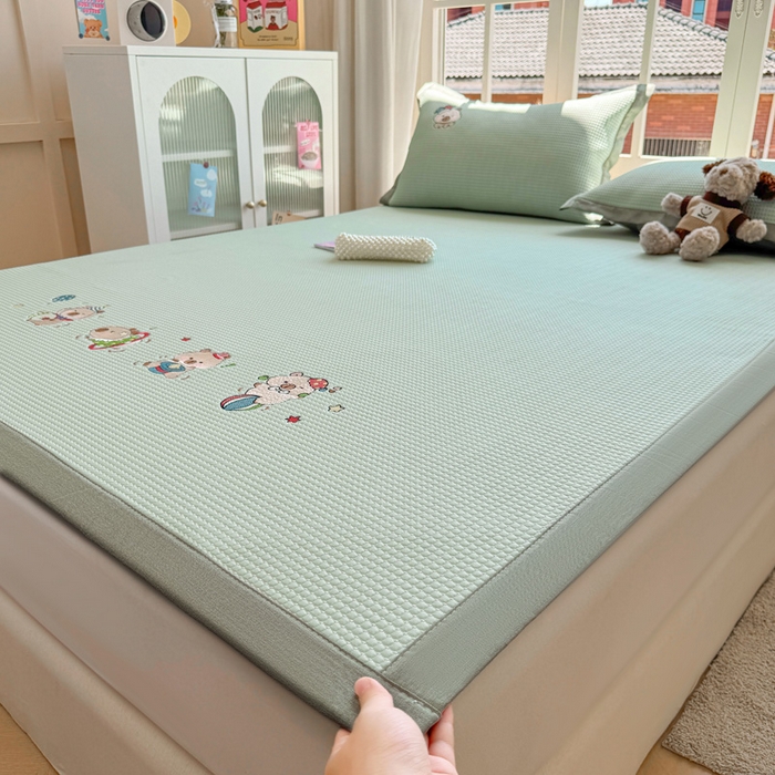 91家纺网 家纺一手货源 找家纺 凯罗 2026新款华夫格凉泡泡绣花凉席席子-床席款 卡皮巴拉