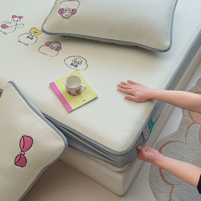 91家纺网 家纺一手货源 找家纺 凯罗 2026新款华夫格凉泡泡绣花凉席席子-床笠款 快乐吖