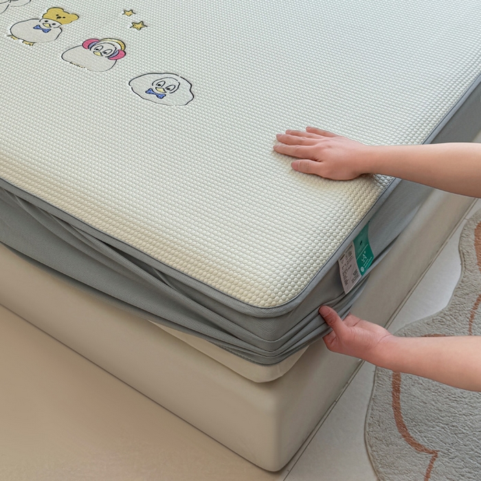 91家纺网 家纺一手货源 找家纺 凯罗 2026新款华夫格凉泡泡绣花凉席席子-床笠款 快乐吖