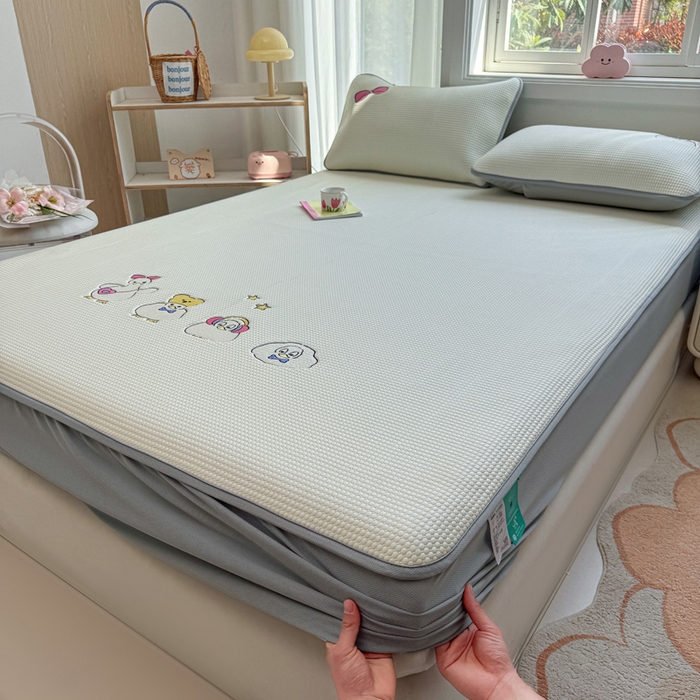 91家纺网 家纺一手货源 找家纺 凯罗 2026新款华夫格凉泡泡绣花凉席席子-床笠款 快乐吖