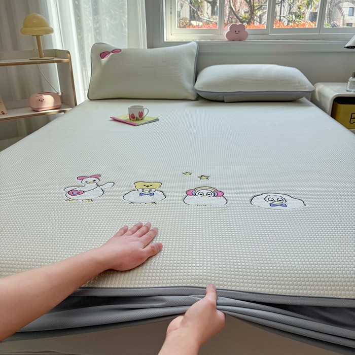 91家纺网 家纺一手货源 找家纺 凯罗 2026新款华夫格凉泡泡绣花凉席席子-床笠款 快乐吖