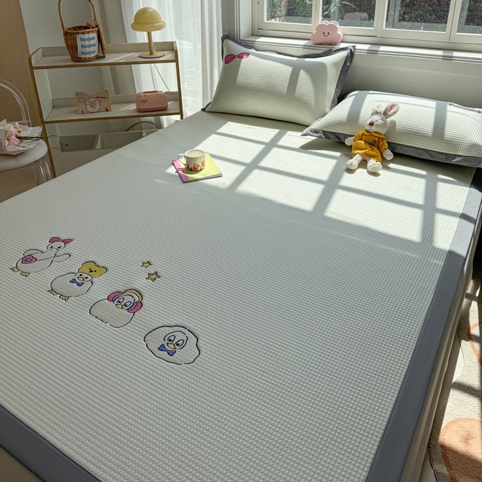 91家纺网 家纺一手货源 找家纺 凯罗 2026新款华夫格凉泡泡绣花凉席席子-床席款 快乐吖