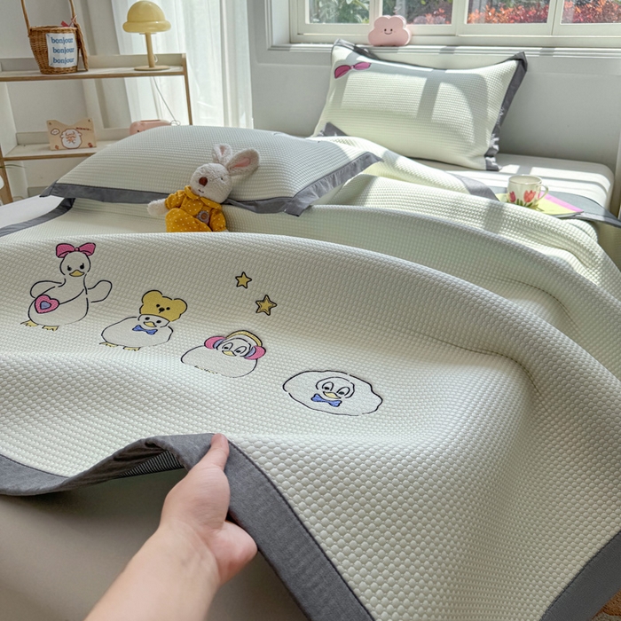 91家纺网 家纺一手货源 找家纺 凯罗 2026新款华夫格凉泡泡绣花凉席席子-床席款 快乐吖