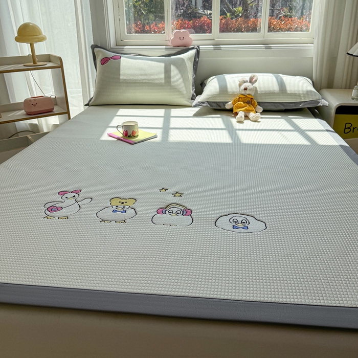 91家纺网 家纺一手货源 找家纺 凯罗 2026新款华夫格凉泡泡绣花凉席席子-床席款 快乐吖