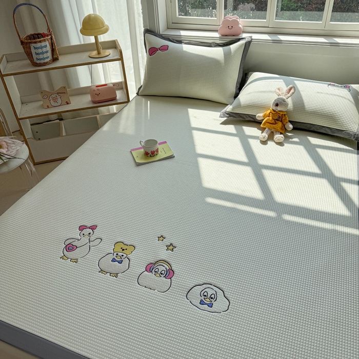 91家纺网 家纺一手货源 找家纺 凯罗 2026新款华夫格凉泡泡绣花凉席席子-床席款 快乐吖