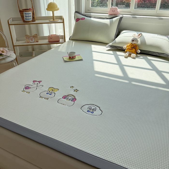 91家纺网 家纺一手货源 找家纺 凯罗 2026新款华夫格凉泡泡绣花凉席席子-床席款 快乐吖