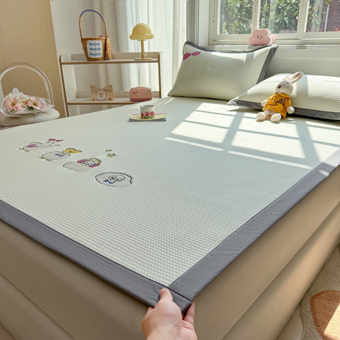 91家纺网 家纺一手货源 找家纺 凯罗 2026新款华夫格凉泡泡绣花凉席席子-床席款 快乐吖