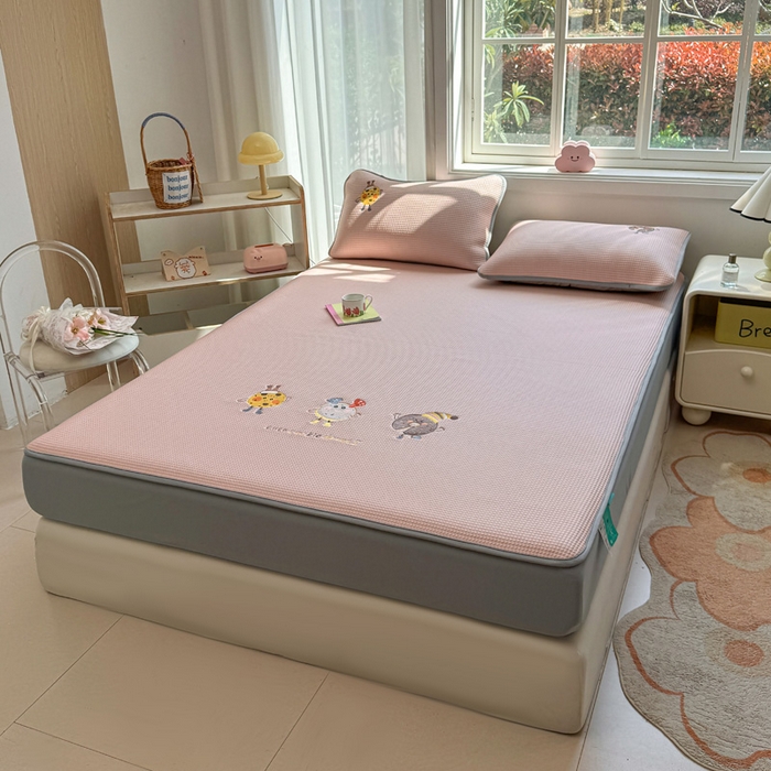 91家纺网 家纺一手货源 找家纺 凯罗 2026新款华夫格凉泡泡绣花凉席席子-床笠款 乐享狂嗨-粉