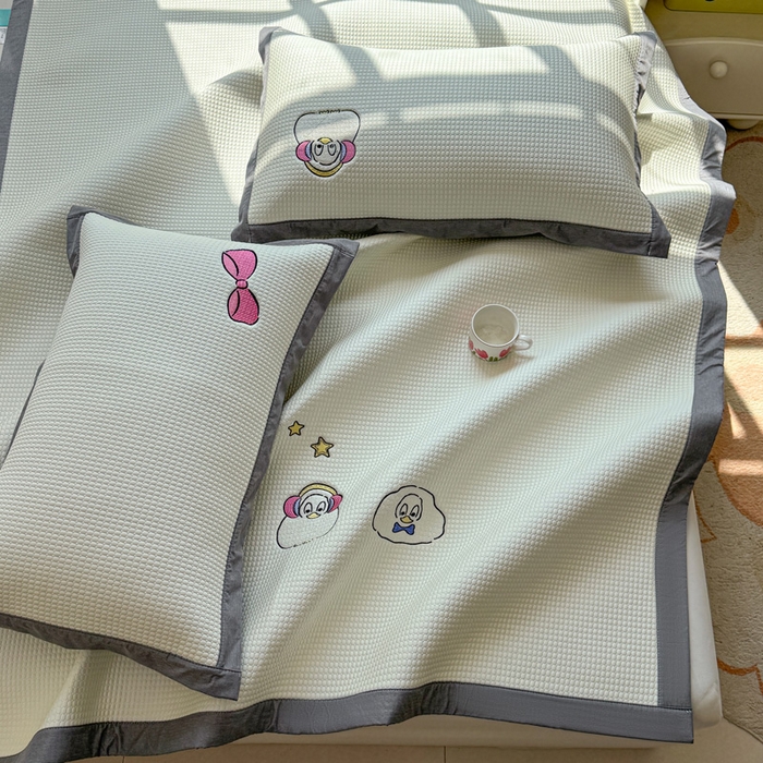 91家纺网 家纺一手货源 找家纺 凯罗 2026新款华夫格凉泡泡绣花凉席席子-床席款 快乐吖