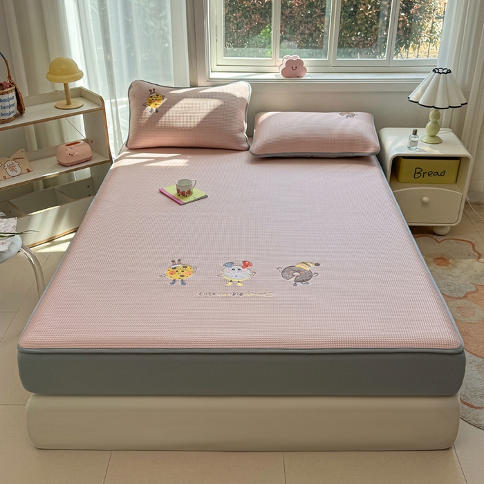 91家纺网 家纺一手货源 找家纺 凯罗 2026新款华夫格凉泡泡绣花凉席席子-床笠款 乐享狂嗨-粉