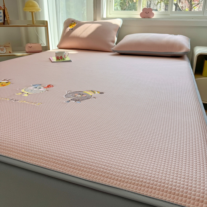 91家纺网 家纺一手货源 找家纺 凯罗 2026新款华夫格凉泡泡绣花凉席席子-床笠款 乐享狂嗨-粉