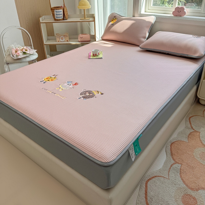 91家纺网 家纺一手货源 找家纺 凯罗 2026新款华夫格凉泡泡绣花凉席席子-床笠款 乐享狂嗨-粉