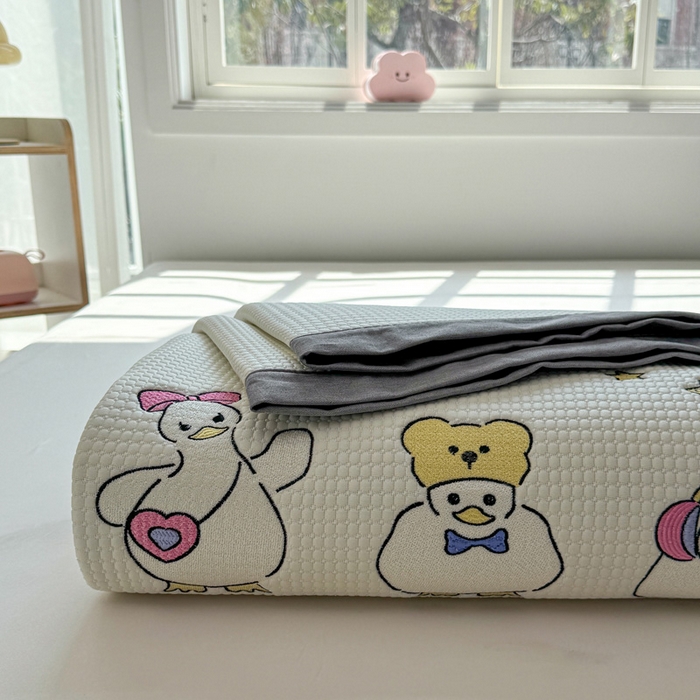 91家纺网 家纺一手货源 找家纺 凯罗 2026新款华夫格凉泡泡绣花凉席席子-床席款 快乐吖