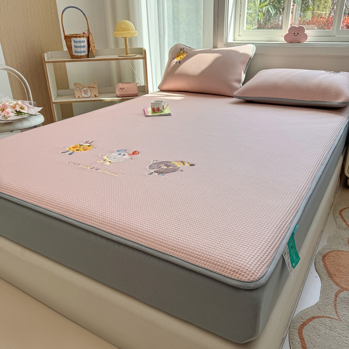 91家纺网 家纺一手货源 找家纺 凯罗 2026新款华夫格凉泡泡绣花凉席席子-床笠款 乐享狂嗨-粉