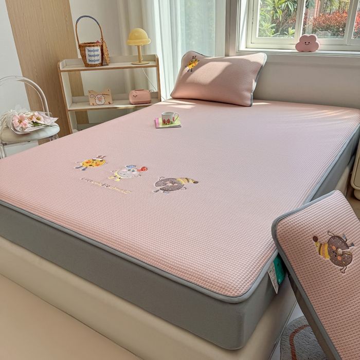 91家纺网 家纺一手货源 找家纺 凯罗 2026新款华夫格凉泡泡绣花凉席席子-床笠款 乐享狂嗨-粉