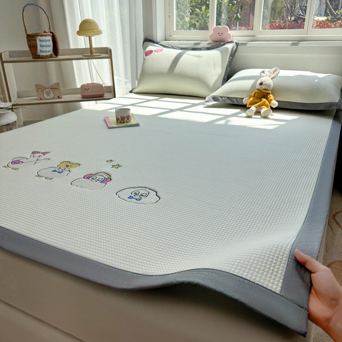 91家纺网 家纺一手货源 找家纺 凯罗 2026新款华夫格凉泡泡绣花凉席席子-床席款 快乐吖