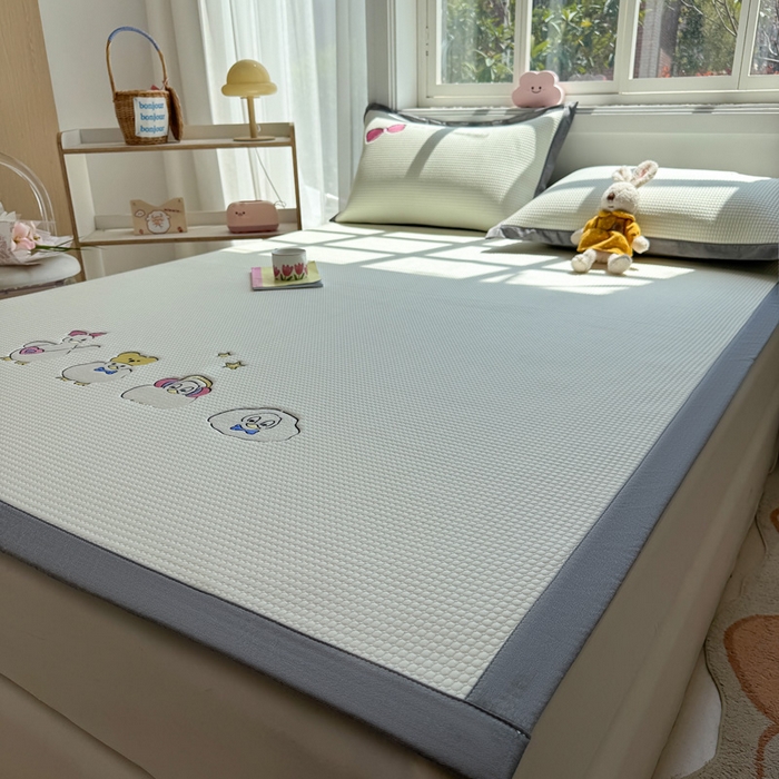 91家纺网 家纺一手货源 找家纺 凯罗 2026新款华夫格凉泡泡绣花凉席席子-床席款 快乐吖