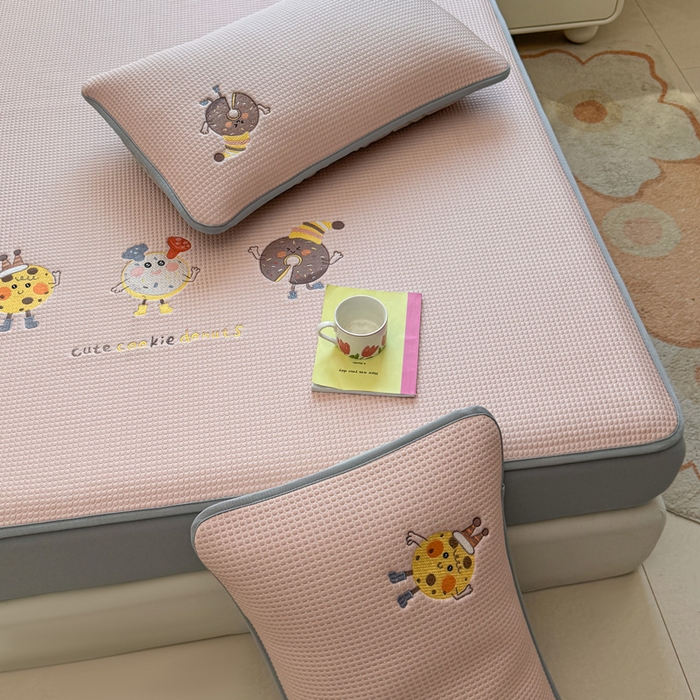 91家纺网 家纺一手货源 找家纺 凯罗 2026新款华夫格凉泡泡绣花凉席席子-床笠款 乐享狂嗨-粉