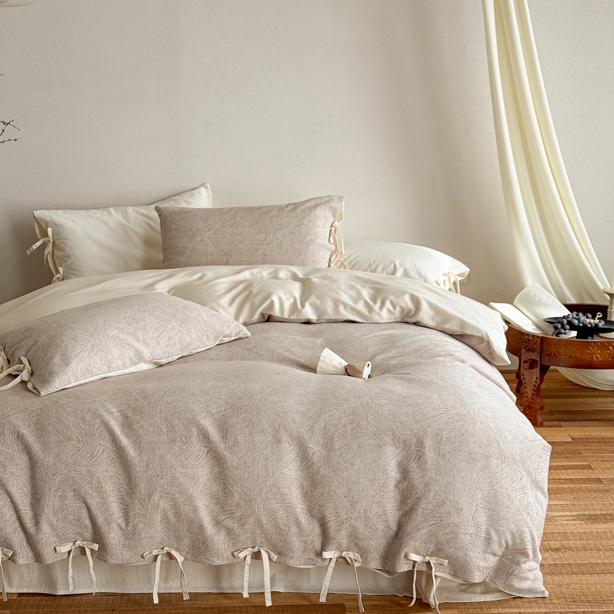 91家纺网 家纺一手货源 找家纺 华超针织 2026新款全棉三层纱提花四件套 伯尔纳-卡其