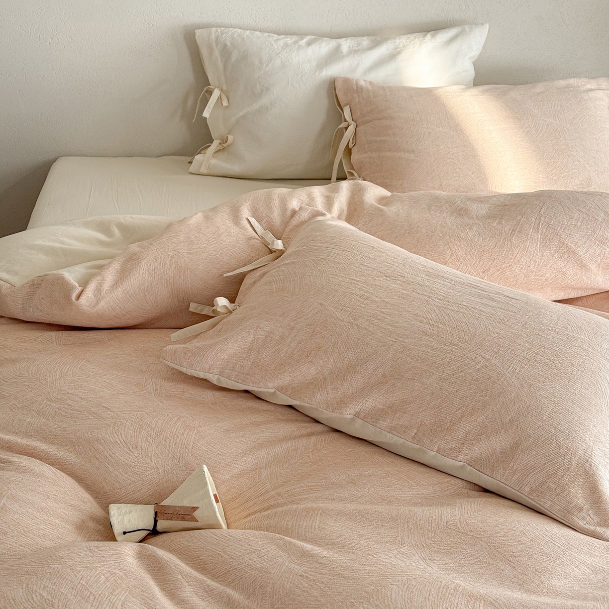 91家纺网 家纺一手货源 找家纺 华超针织 2026新款全棉三层纱提花四件套 伯尔纳-黄