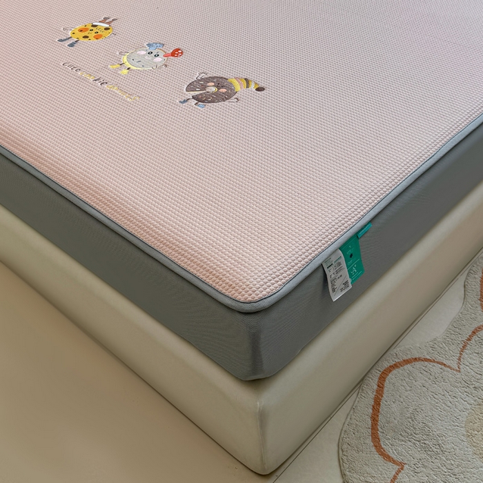 91家纺网 家纺一手货源 找家纺 凯罗 2026新款华夫格凉泡泡绣花凉席席子-床笠款 乐享狂嗨-粉