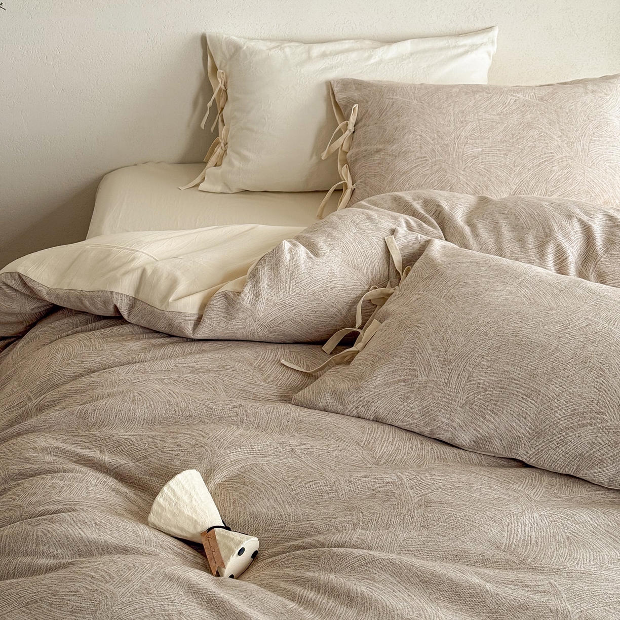 91家纺网 家纺一手货源 找家纺 华超针织 2026新款全棉三层纱提花四件套 伯尔纳-卡其