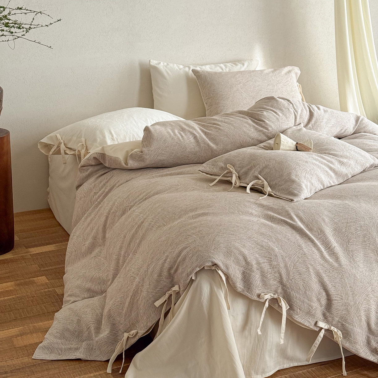 91家纺网 家纺一手货源 找家纺 华超针织 2026新款全棉三层纱提花四件套 伯尔纳-卡其